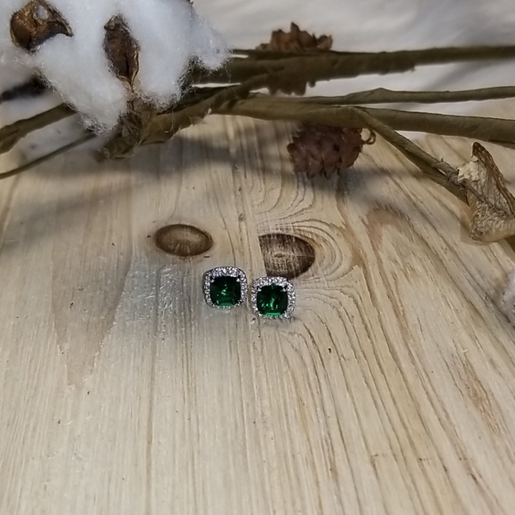 🍀🍀Elegant Emerald Green Cushion Cut CZ Studs - Picture 8 of 8